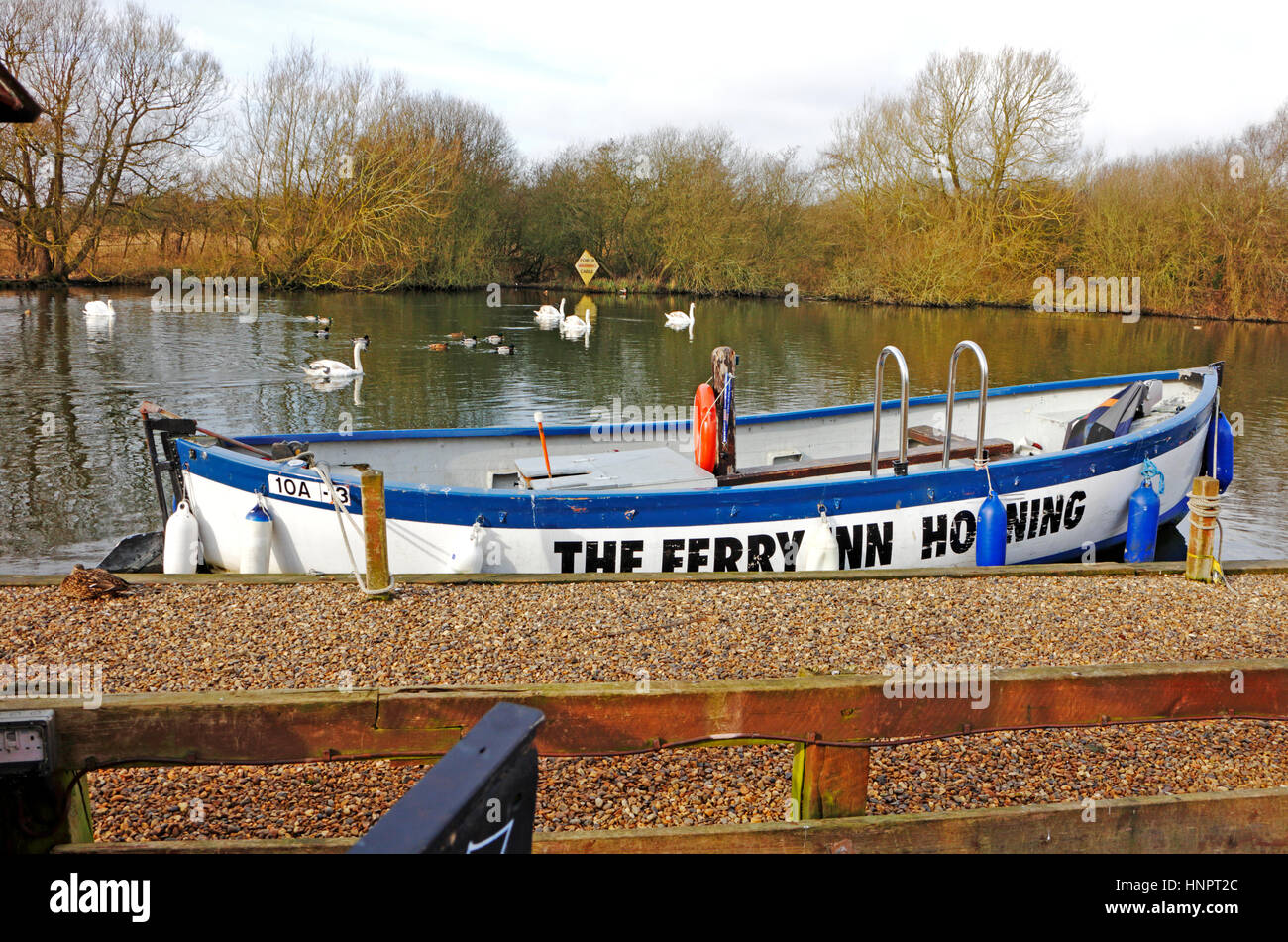 Vue sur le ferry ouvert Horning Ferry Inn sur la rivière Bure à Horning, Norfolk, Angleterre, Royaume-Uni. Banque D'Images