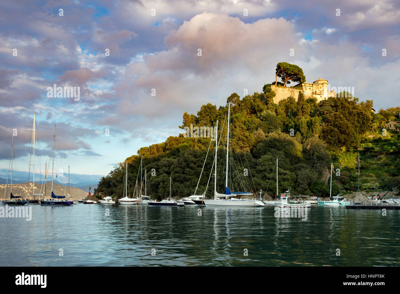 Au cours de la lumière du soleil du soir Château Brown et le port de Portofino, ligurie, italie Banque D'Images
