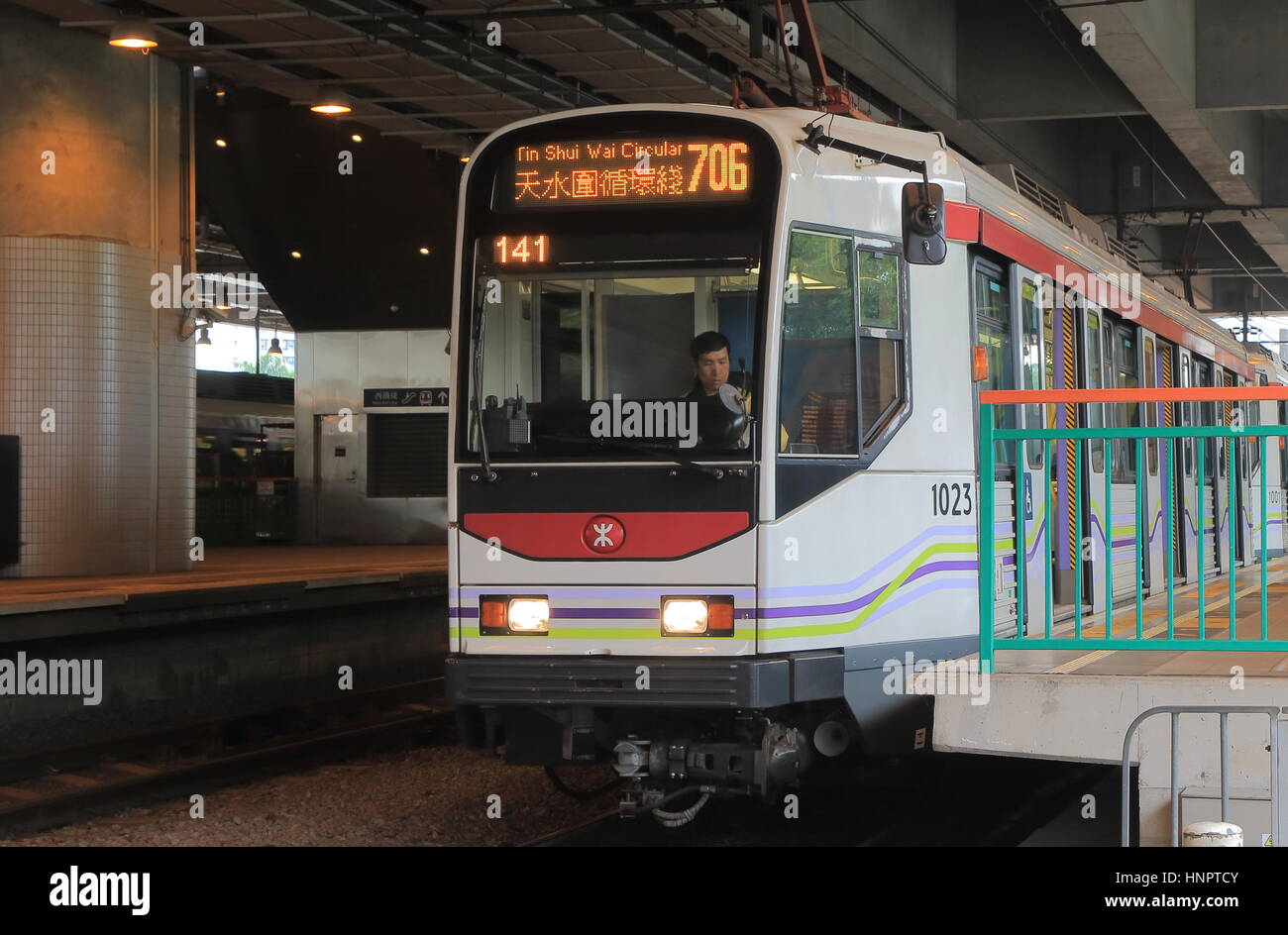 Light Rail Transit train LRT à Hong Kong. LTR est un système de rail léger à Hong Kong, servant les nouveaux territoires à l'Ouest, dans le district de Tuen Mun et Yue Banque D'Images