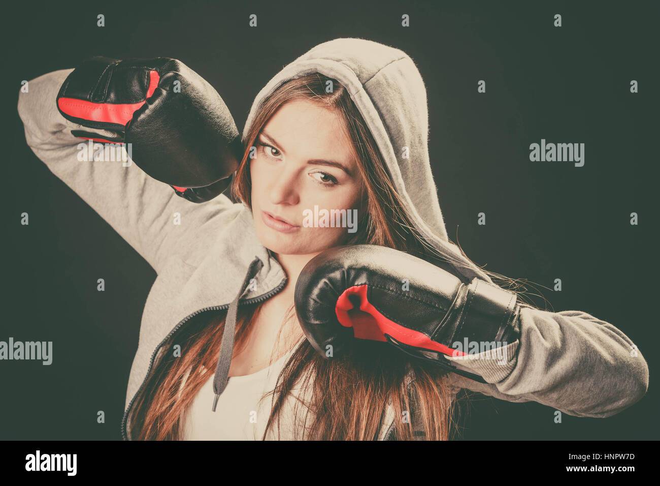 L'exercice et les combats avec adversaire. L'esprit sportif et le corps solide. Femme énergique porter des vêtements de sport et des gants de boxe. Sport et santé fitness FRV Banque D'Images