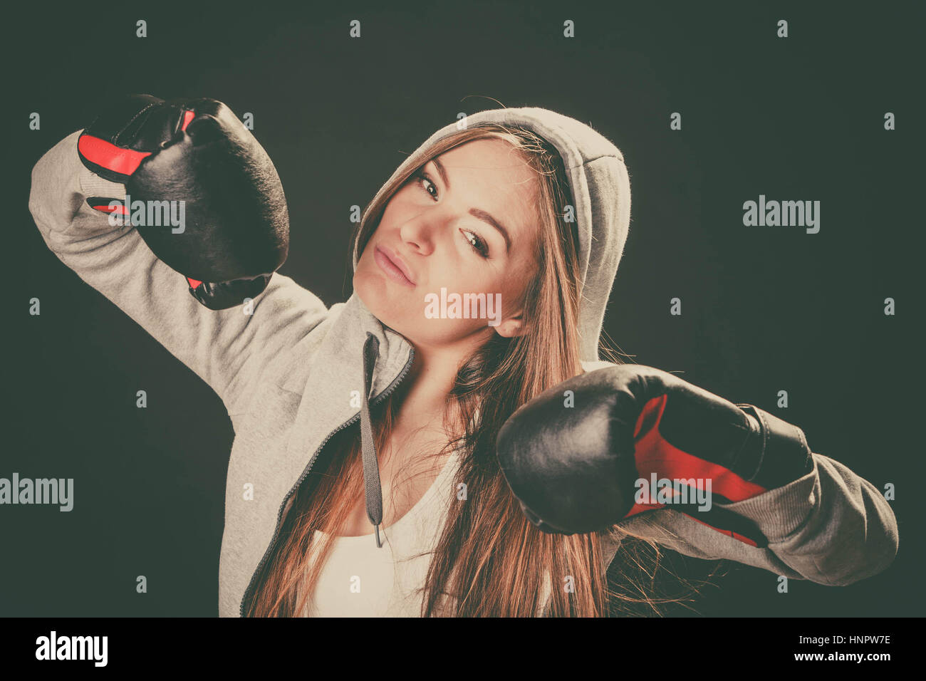 L'exercice et les combats avec adversaire. L'esprit sportif et le corps solide. Femme énergique porter des vêtements de sport et des gants de boxe. Sport et santé fitness FRV Banque D'Images