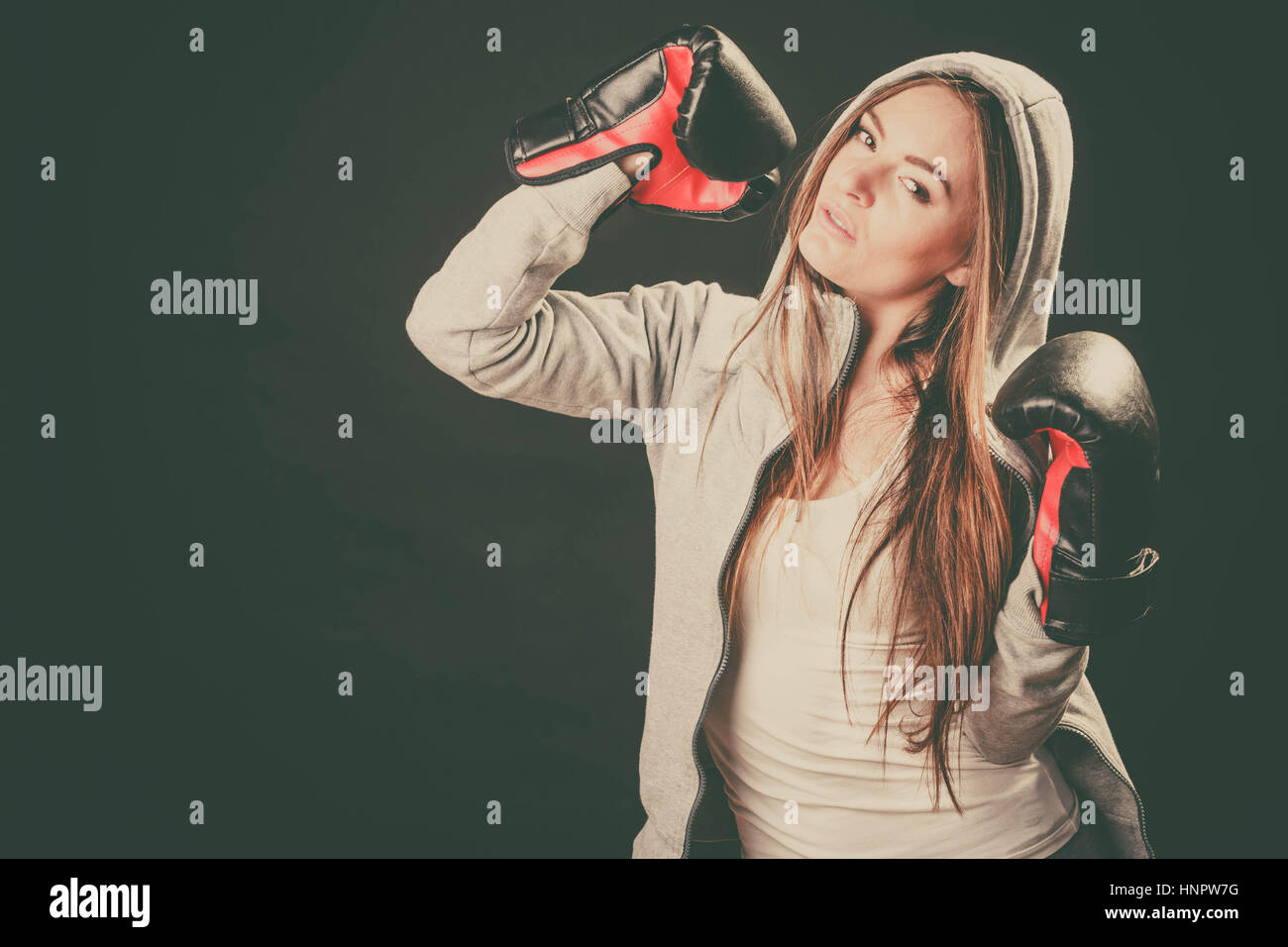 L'exercice et les combats avec adversaire. L'esprit sportif et le corps solide. Femme énergique porter des vêtements de sport et des gants de boxe. Sport et santé fitness FRV Banque D'Images