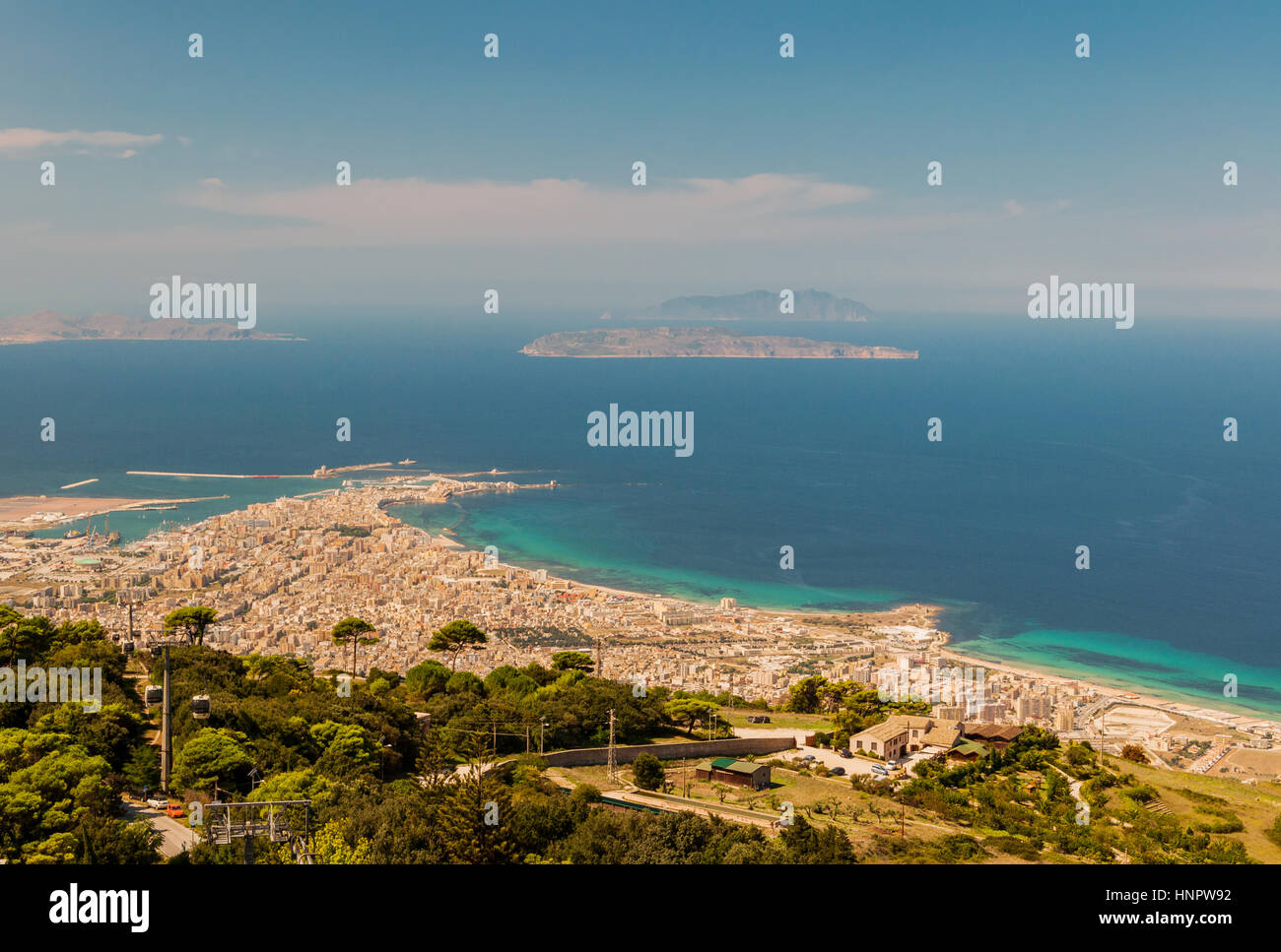Vue depuis la colline d'Erice à la côte et la ville de Trapani en Sicile, Italie. Banque D'Images