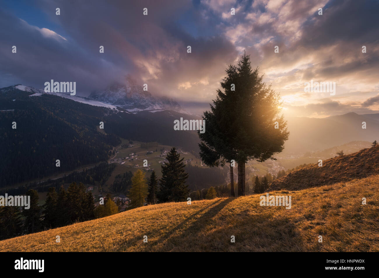 L'Italie. Dolomites. Coucher de soleil sur le village de Selva di Val Gardena Banque D'Images