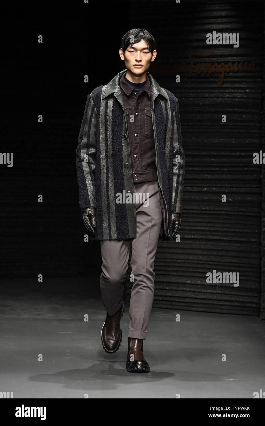 Un modèle sur le podium à la Salvatore Ferragamo Automne/Hiver 2017/18 montrent, au cours de la Semaine de la mode pour hommes de Milan, sur la Piazza degli Affari à Milan, Italie. Où : Milan, Lombardie, Italie Quand : 15 Jan 2017 Credit : IPA/WENN.com **Uniquement disponible pour publication au Royaume-Uni, USA, Allemagne, Autriche, Suisse** Banque D'Images