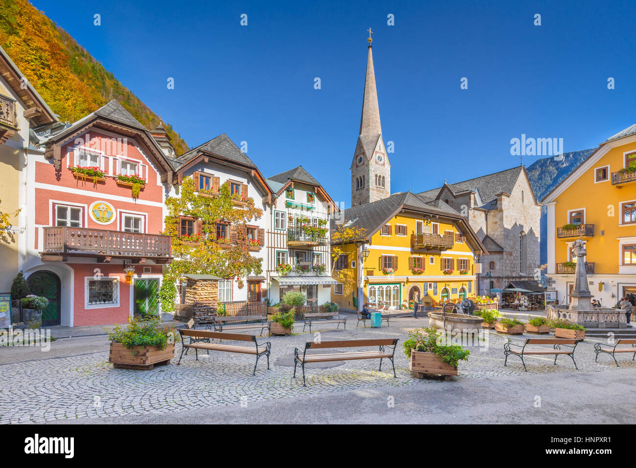 Carte postale panoramique vue sur la place historique de la ville de Hallstatt traditionnel avec ses maisons colorées et l'église à Hallstatter voir dans les Alpes, Autriche Banque D'Images