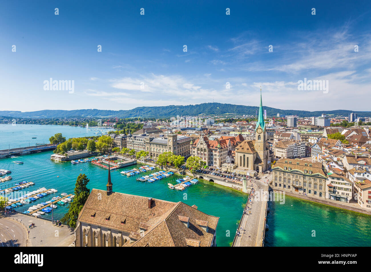 Vue aérienne du centre-ville de Zurich avec célèbre église Fraumunster et rivière Limmat au lac de Zurich à partir de l'Église Grossmunster, Canton de Zurich, Suisse Banque D'Images
