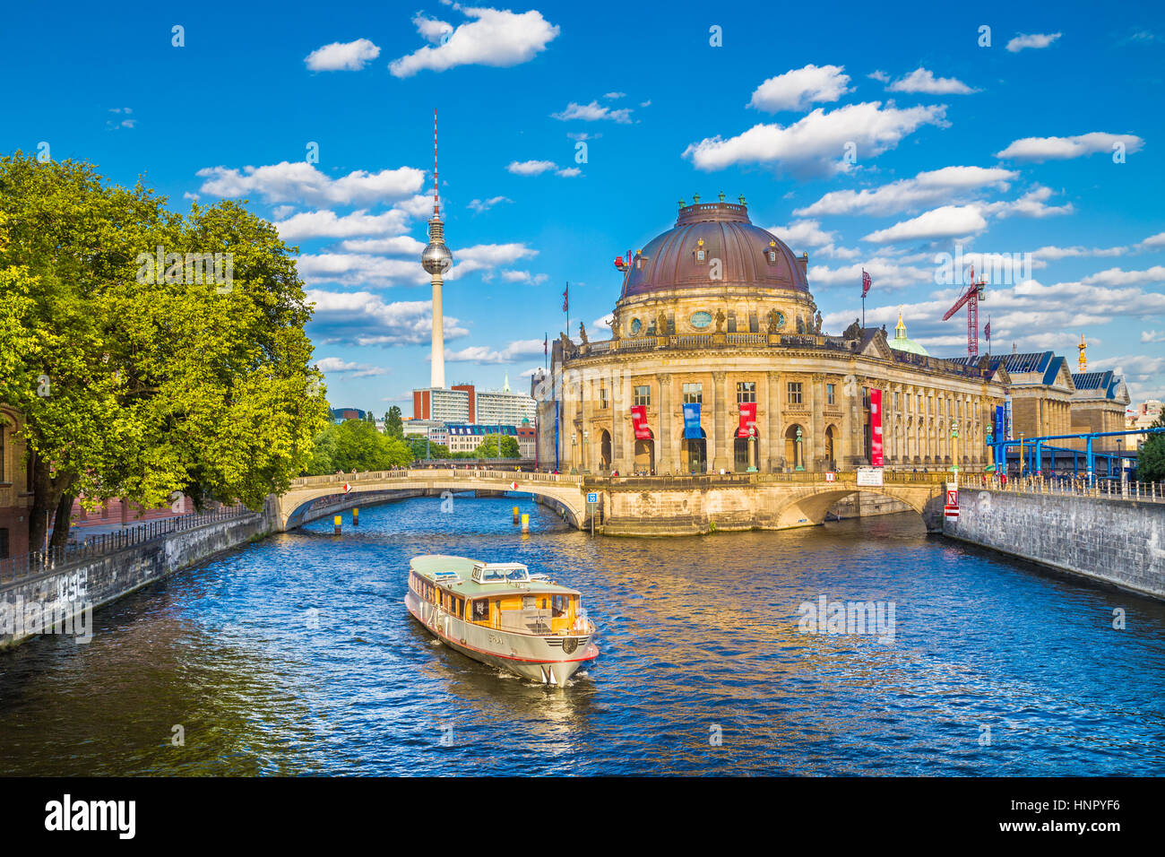 L'affichage classique de l'île aux musées de Berlin avec célèbre tour de la télévision et de bateau d'excursion sur la rivière Spree dans la belle lumière du soir au coucher du soleil d'or, Berlin Mitte Banque D'Images