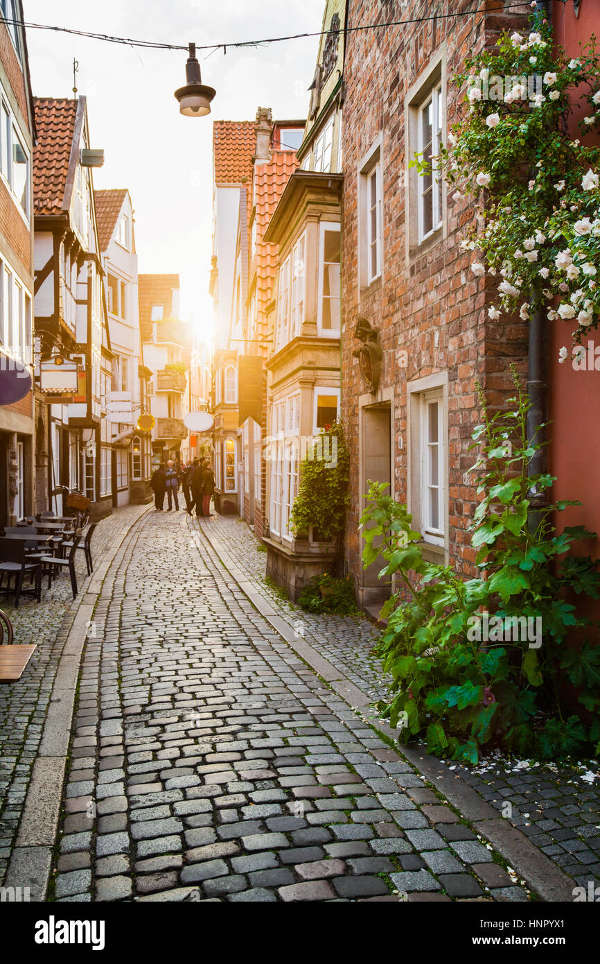Vue verticale d'une ancienne ville d'Europe dans la belle lumière du soir d'or au coucher du soleil en été avec des tons pastel vintage rétro effet filtre Instagram Banque D'Images