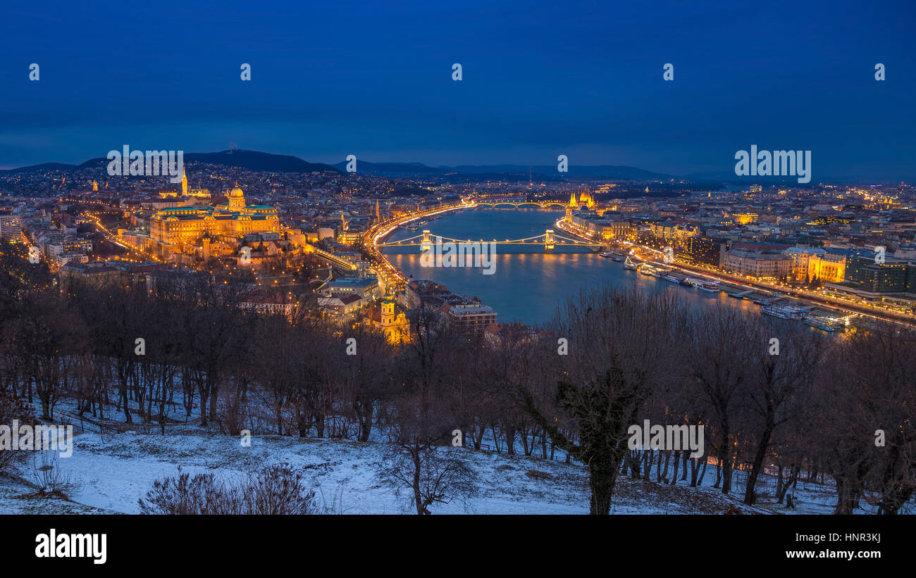 Budapest, Hongrie - Vue Panoramique vue sur le château de Buda (Palais Royal), le pont à chaînes, Danube et le Parlement en vue de l'heure bleue Banque D'Images