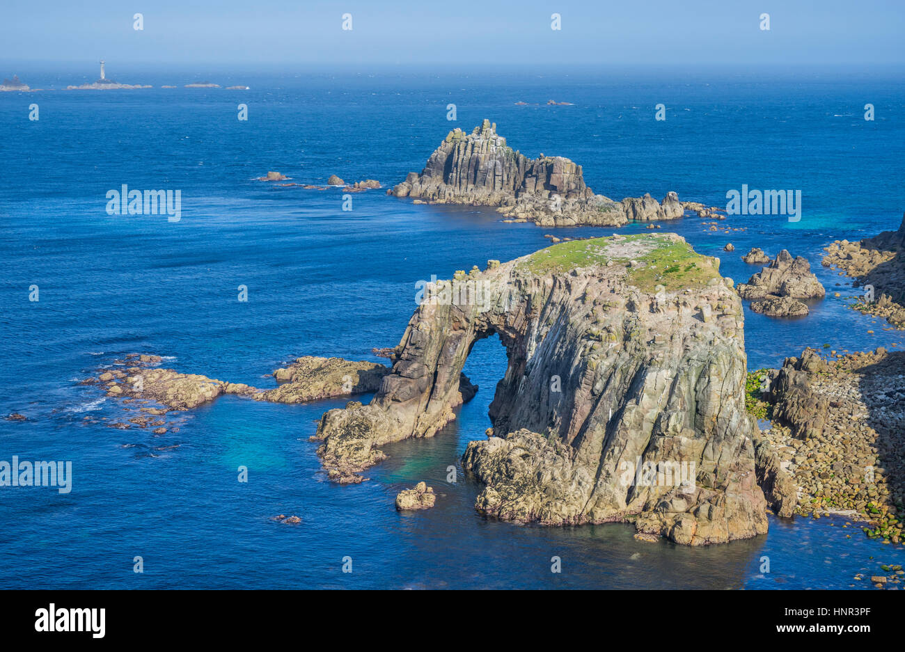 Royaume-uni, le sud-ouest de l'Angleterre, Cornwall, en Cornouailles à Land's End, la pointe de westermost en Angleterre, en vue de l'Dodnan Enys arche naturelle et la Banque D'Images