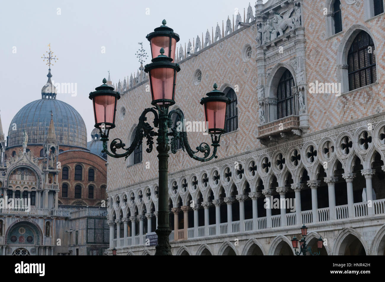 Vue sur la basilique Saint-Marc et du Palais des Doges à la place San Marco, Venice, Veneto, Italy, Europe Banque D'Images