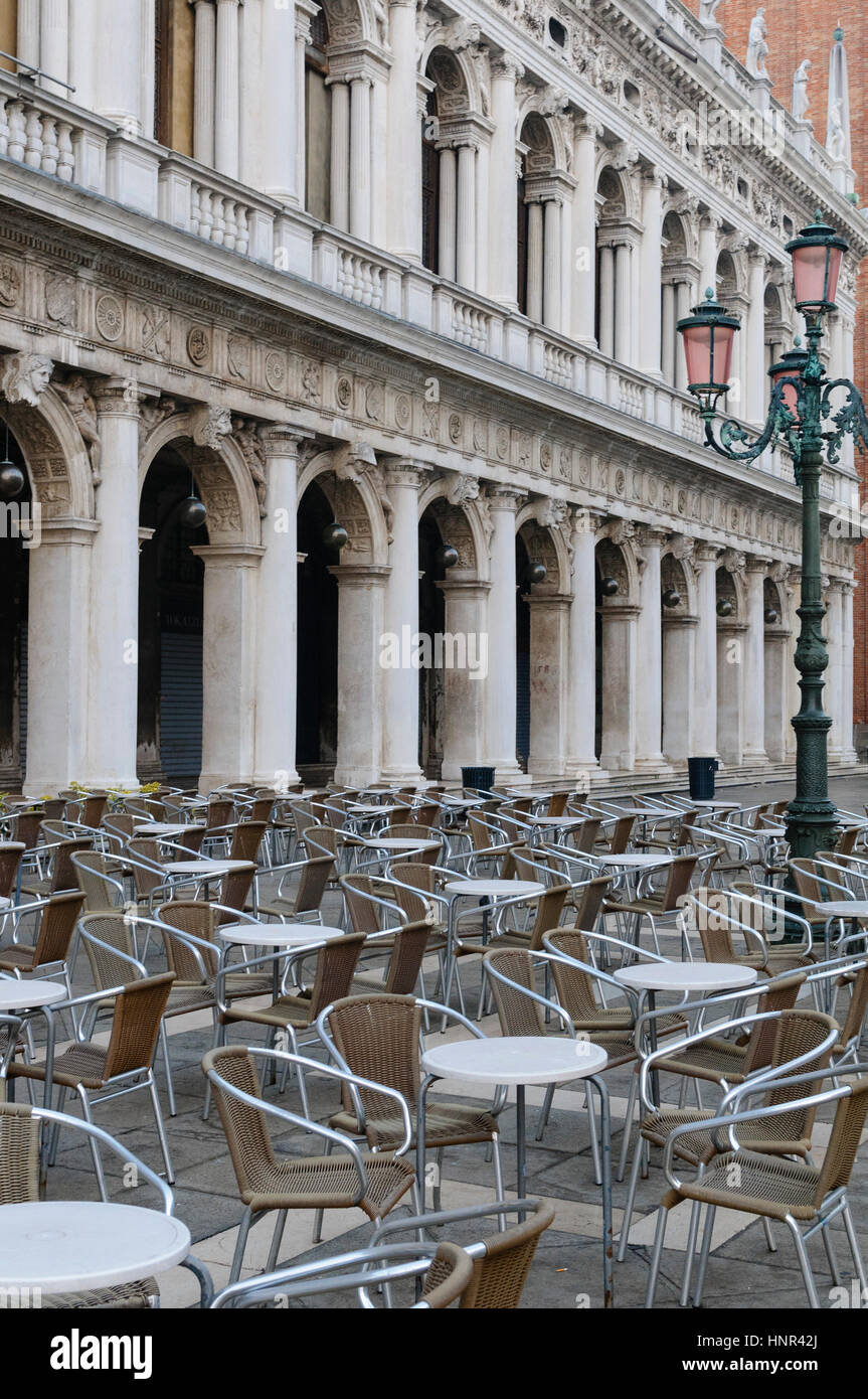 Tôt le matin à Venise. Café vide tables et chaises à la place San Marco, Venice, Veneto, Italy, Europe Banque D'Images