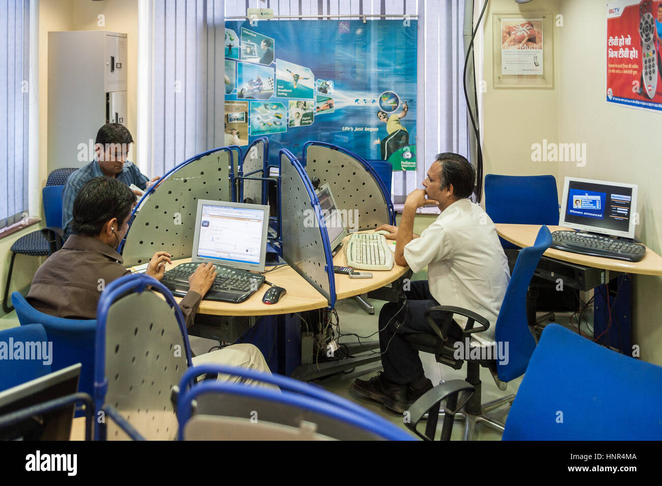 Local,homme,utilisant,ordinateur,Internet,cafe,la ville rose, Jaipur, Inde, Asie, Banque D'Images