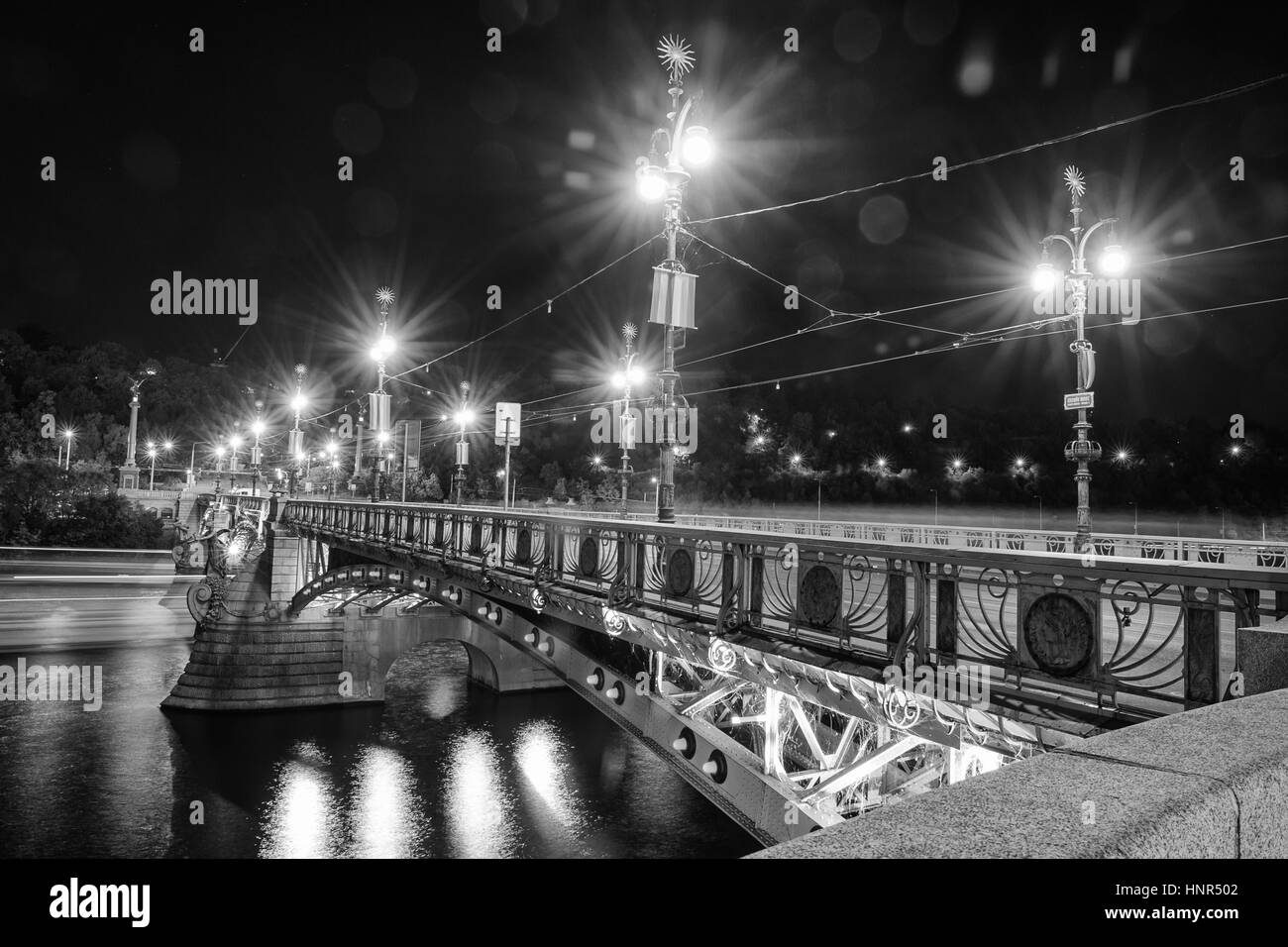 Svatopluk Cech Pont de Prague. Belle nuit paysage urbain avec rivière et lumières de célèbre destination touristique en noir et blanc Banque D'Images