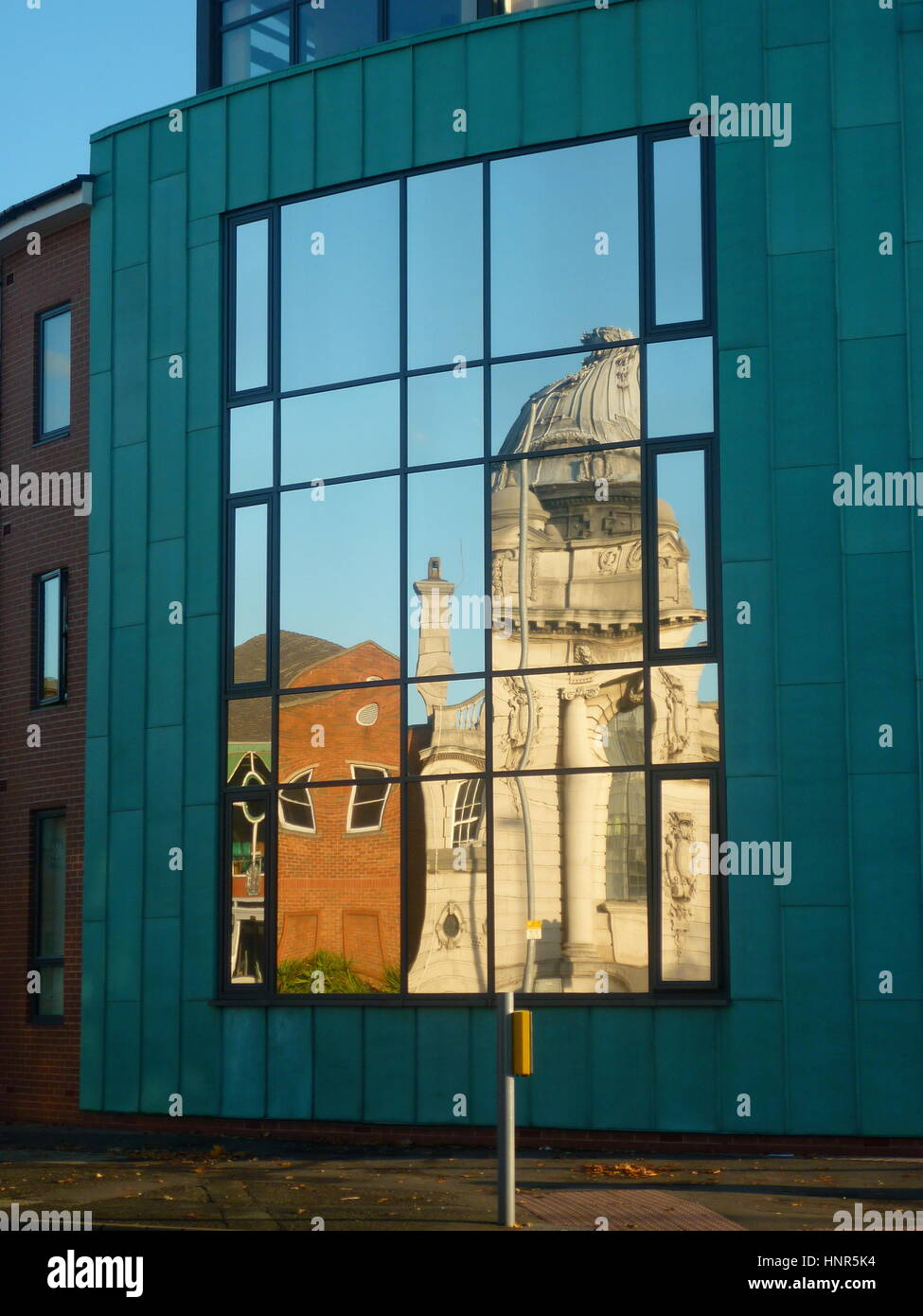 Des murs de verre dans Burton On Trent avec un riflection des bâtiments d'en face Banque D'Images