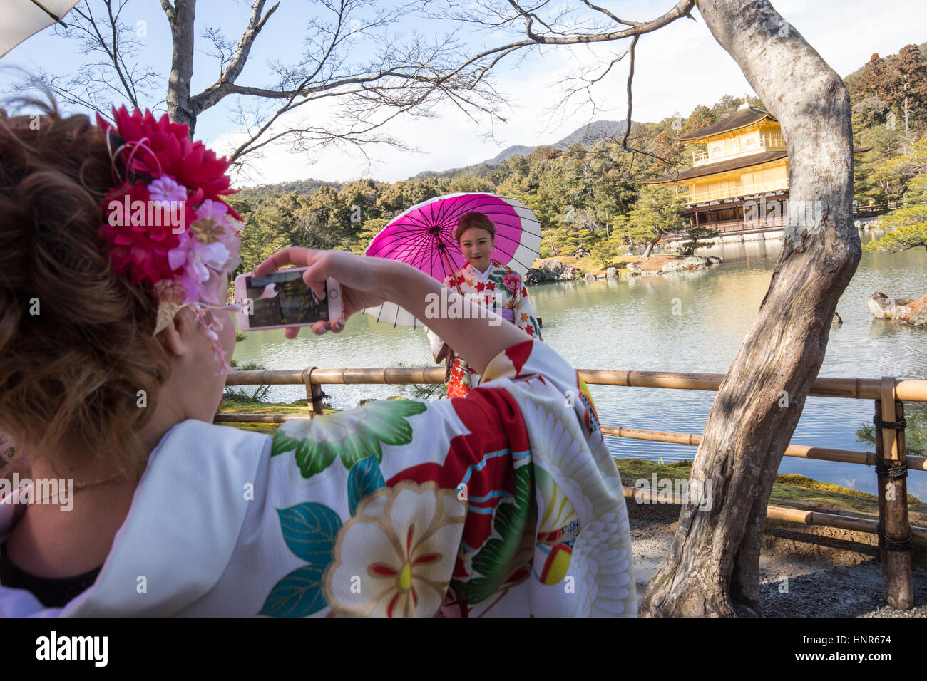 Le Kinkaku-ji, le pavillon d'or (金閣寺), officiellement appelé Rokuon-ji, est un temple bouddhiste Zen à Kyoto, Japon Banque D'Images