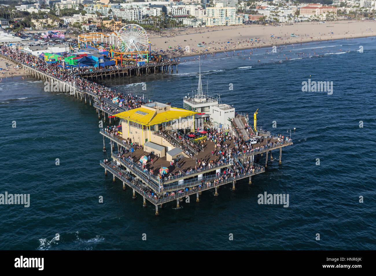 Santa Monica, Californie, USA - 6 août 2016 : week-end d'été des foules populaires sur la jetée de Santa Monica, près de Los Angeles. Banque D'Images