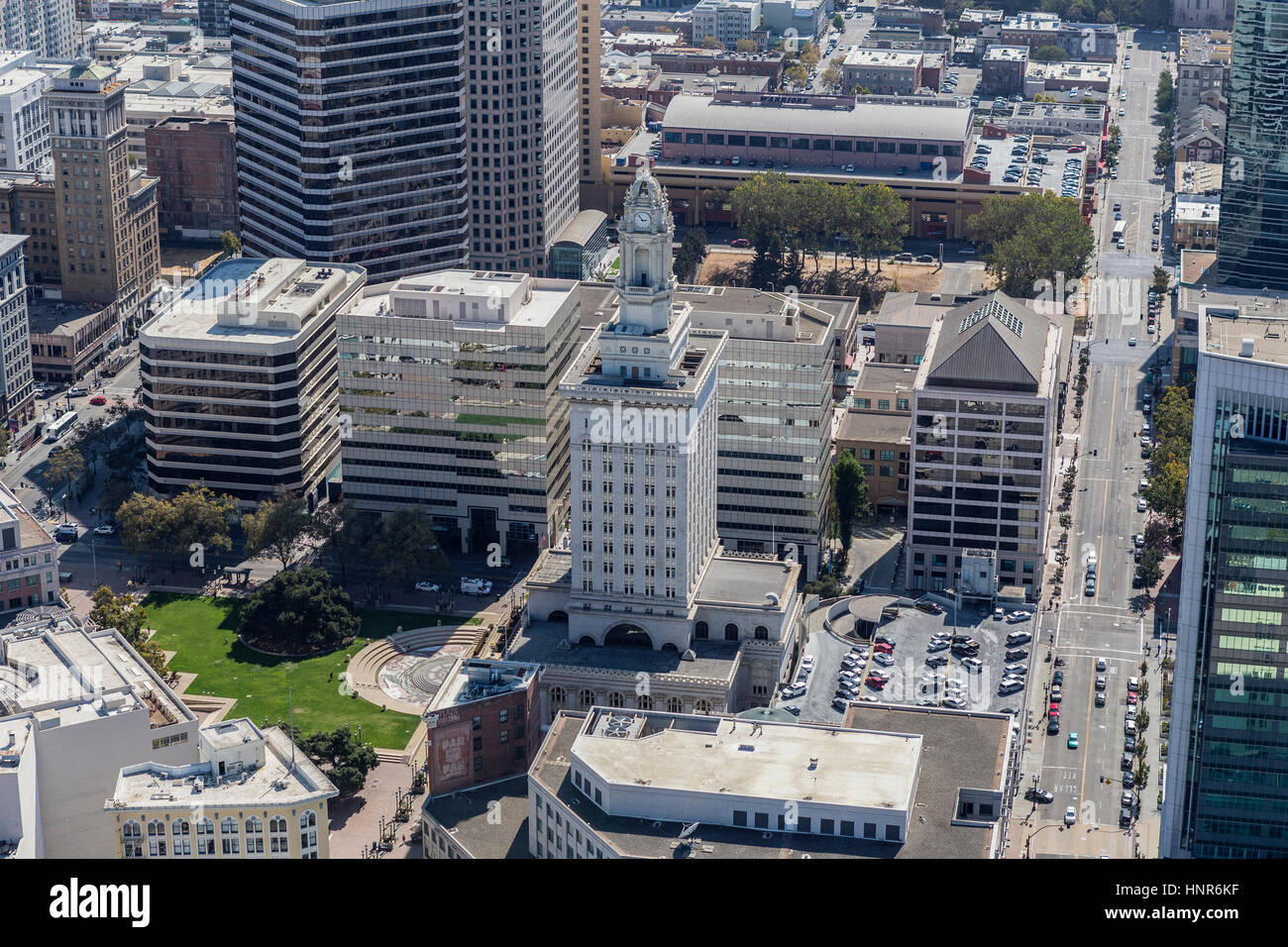 Oakland, Californie, USA - 19 septembre 2016 : Vue aérienne de l'Hôtel de Ville d'Oakland et le centre-ville de l'architecture. Banque D'Images