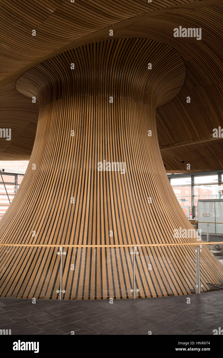 Une vue générale de menuiserie intérieure au plafond et l'entonnoir de l'Senedd, domicile de l'Assemblée galloise, dans la baie de Cardiff, Pays de Galles, Royaume-Uni. Banque D'Images