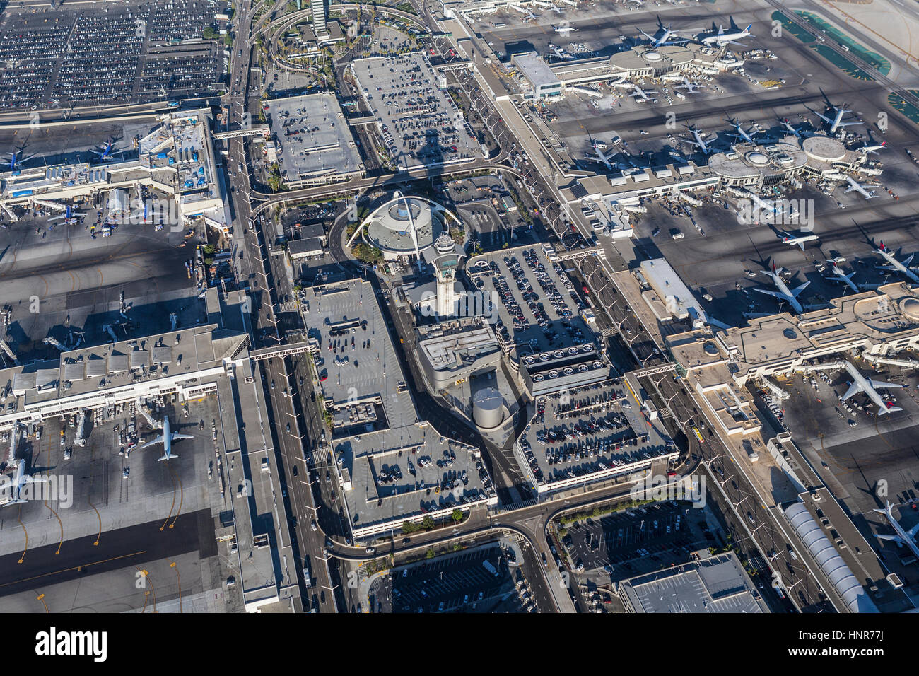 Los Angeles, Californie, USA - 16 août 2016 : Après-midi vue aérienne de bornes LAX, tour, d'aéronefs. Banque D'Images