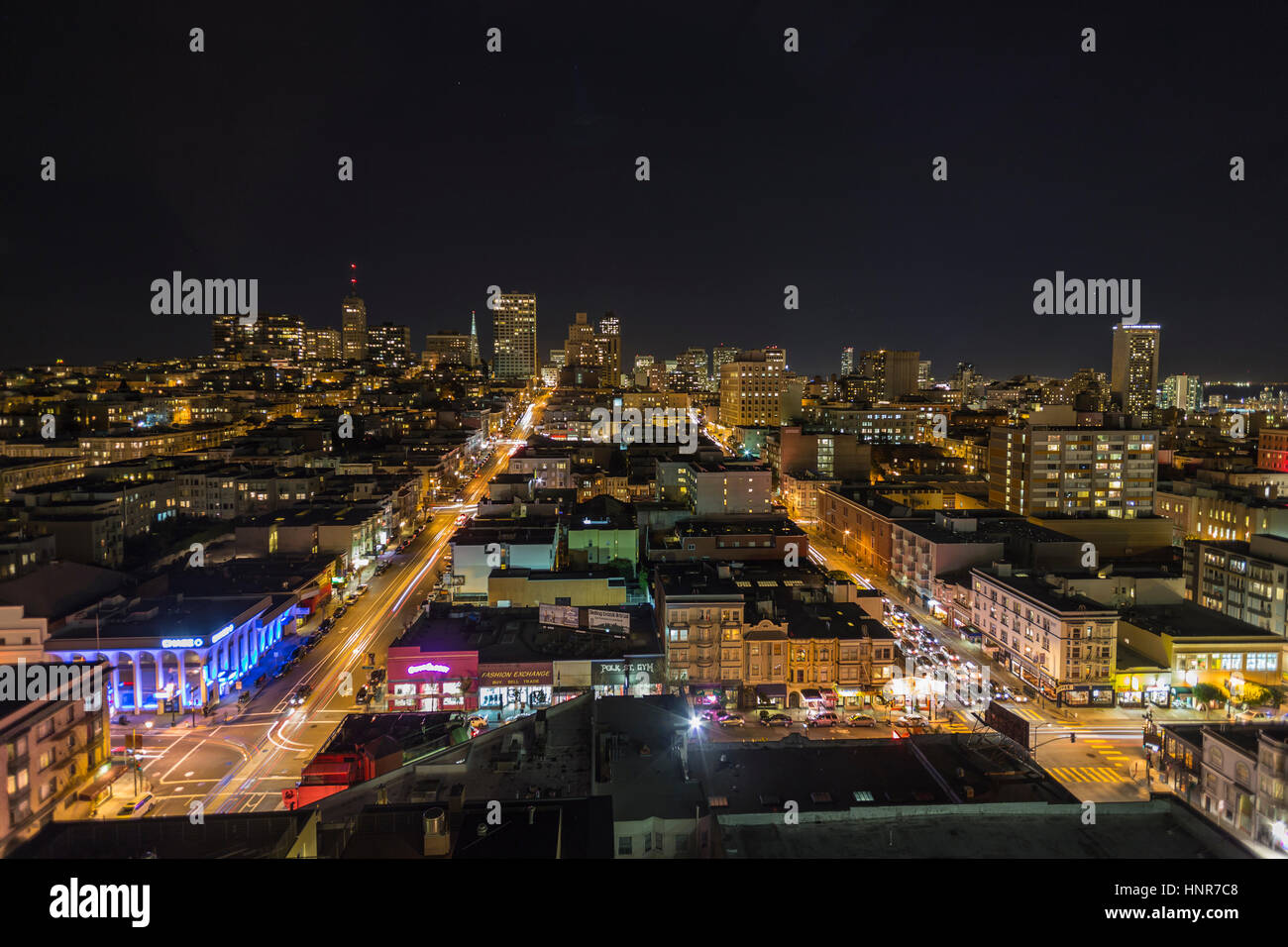 Vue de nuit vers l'éditorial de Nob Hill historique au coeur du centre-ville de San Francisco, en Californie. Banque D'Images