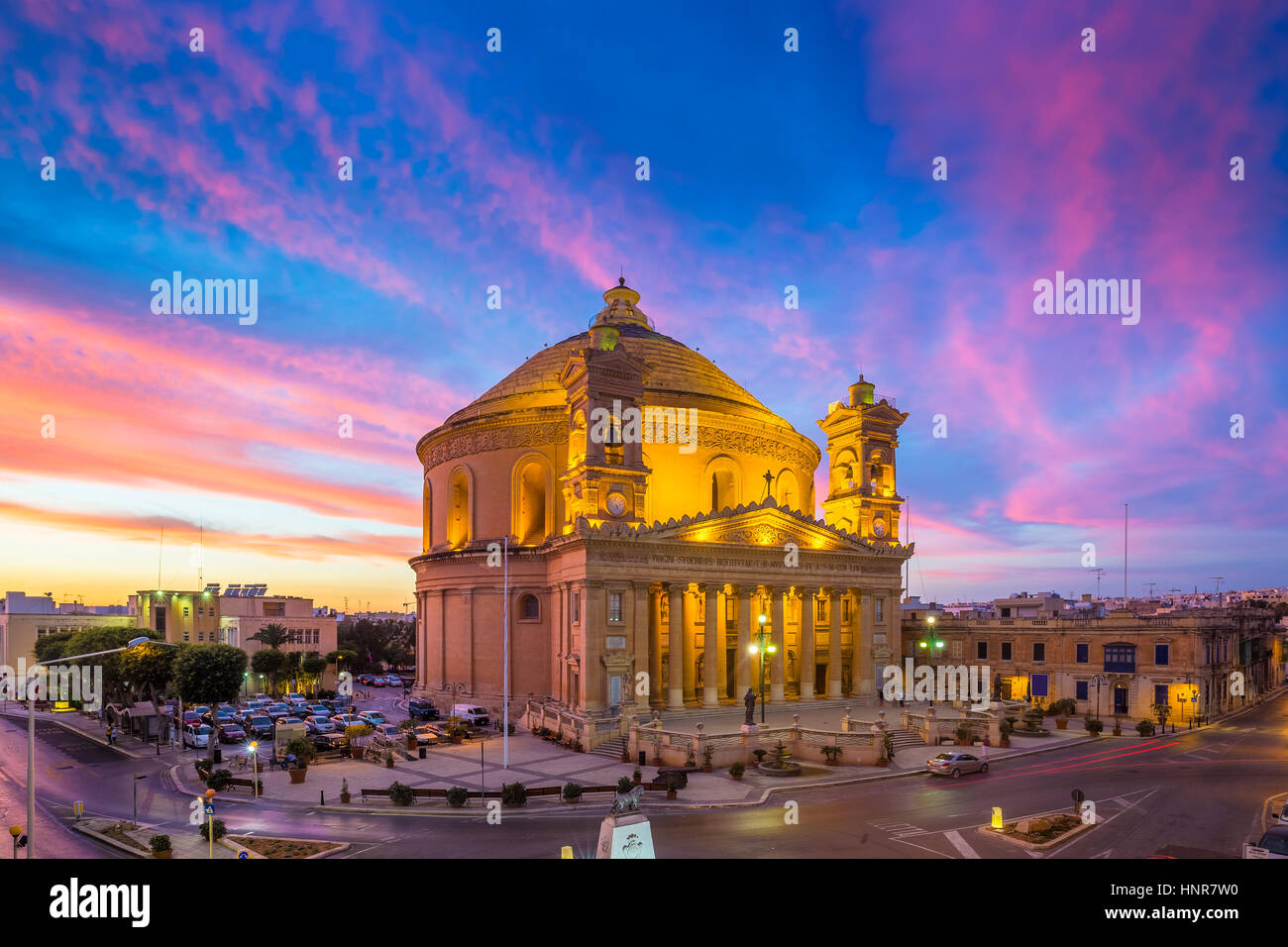 Mosta, Malte - l'église de l'Assomption de Notre-Dame, également appelé dôme de Mosta au coucher du soleil avec de beaux nuages colorés Banque D'Images