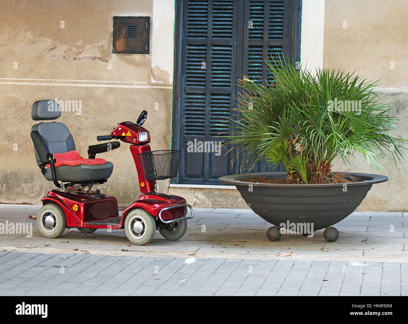 Location de fauteuil roulant motorisé pour les personnes à mobilité réduite. Banque D'Images