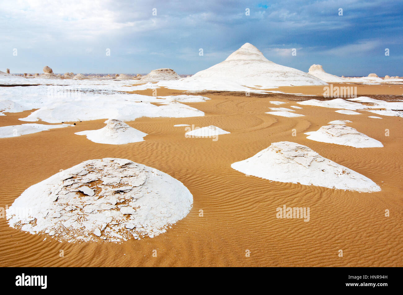 Les roches dans un grand désert blanc en Egypte Banque D'Images