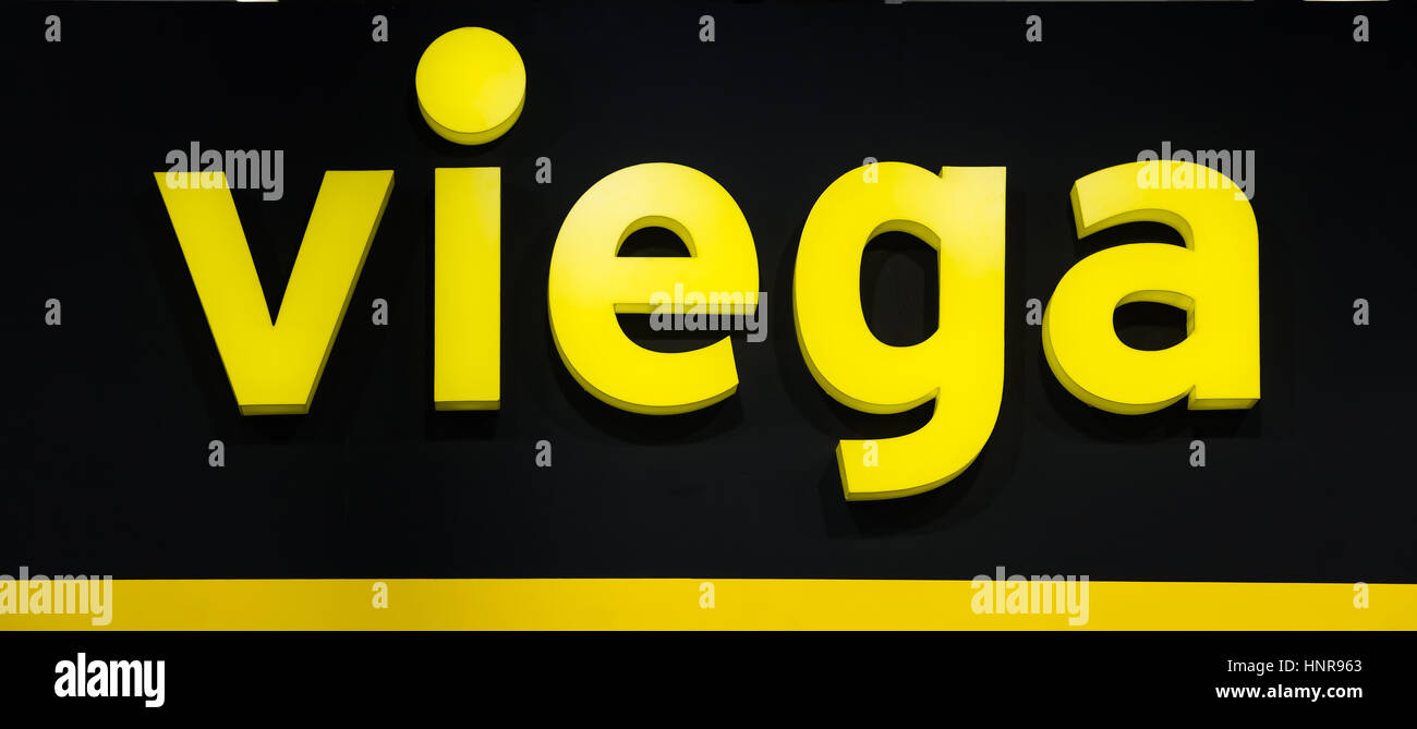 Logo de la société Viega. Jaune en plastique avec des lettres rouges sur le mur noir Banque D'Images
