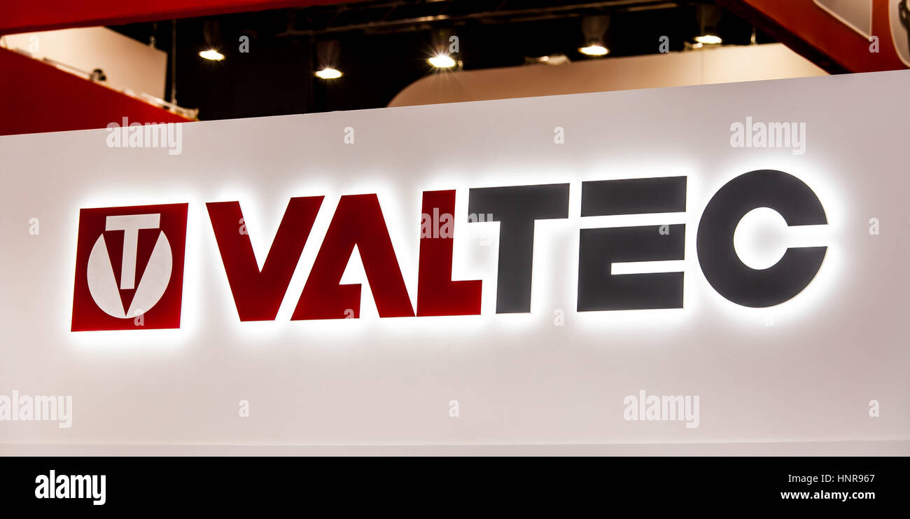 Valtec Génie sanitaire logo. Lettres en plastique avec des lumières sur le mur Banque D'Images