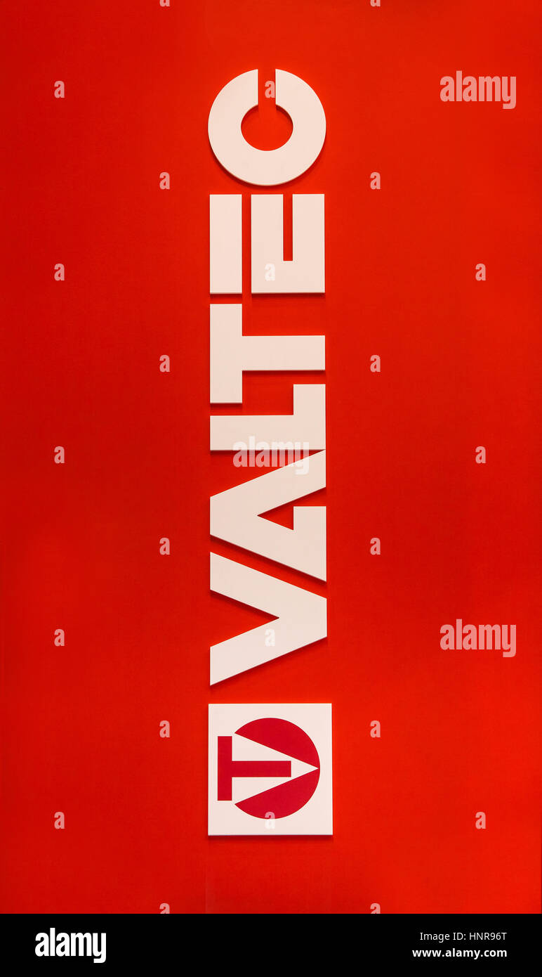 Valtec Génie sanitaire logo. Lettres blanches en plastique sur le mur rouge Banque D'Images