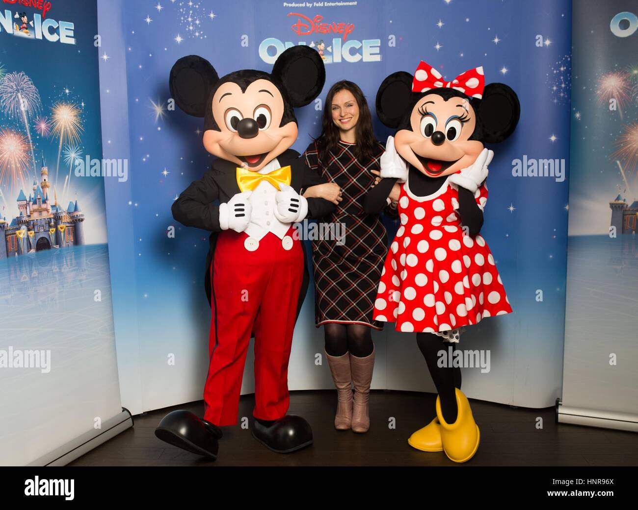 EDITORIAL N'utilisez que Brigitte Bardot avec Mickey et Minnie Disney On Ice au rebond de la souris Party à Londres, avant de "Disney On Ice célèbre les 100 Ans de Magie, le lancement au Royaume-Uni le 15 mars 2010. Banque D'Images