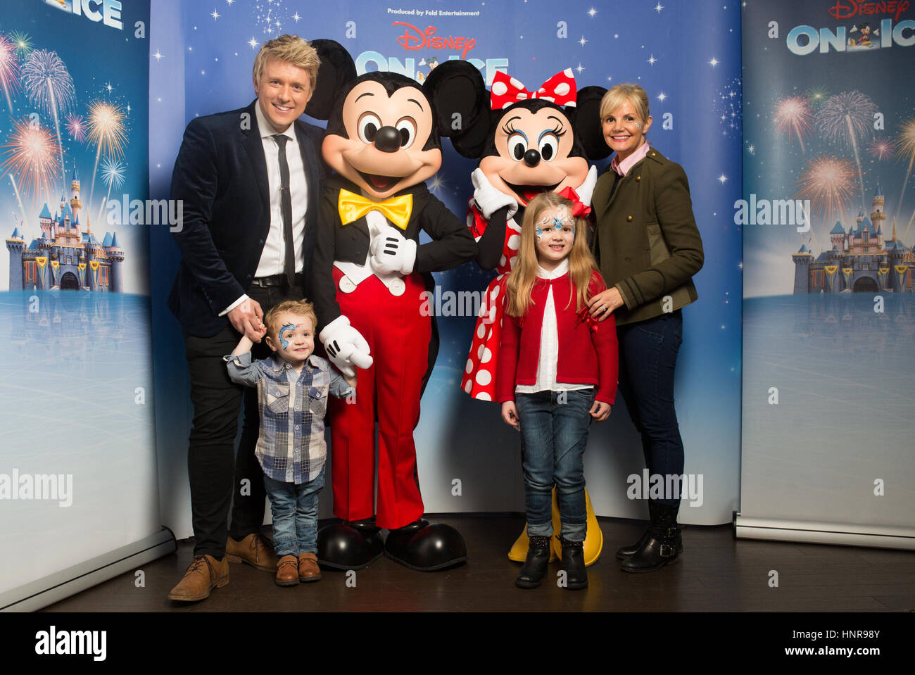 EDITORIAL N'UTILISEZ QUE Jonathan Amsell (à gauche) avec son épouse Debbie King (à droite) et leurs enfants Dexter et Sienne avec Mickey et Minnie Disney On Ice au rebond de la souris Party à Londres, avant de "Disney On Ice célèbre les 100 Ans de Magie, le lancement au Royaume-Uni le 15 mars 2010. Banque D'Images