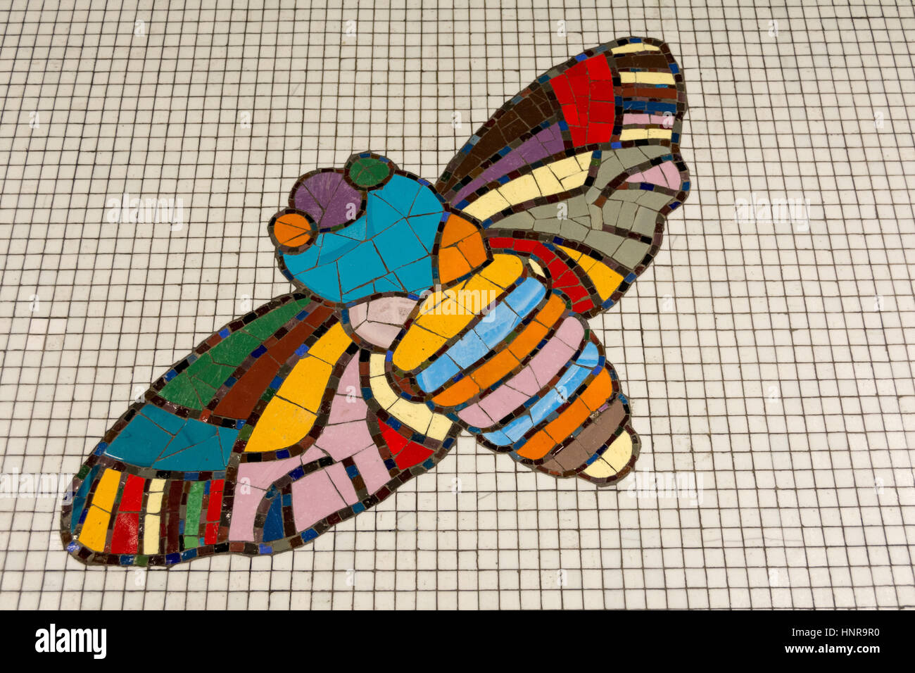 Gros plan d'un papillon en mosaïque coloré par Eduardo Paolozzi à la station de métro Tottenham court Road, Londres, Angleterre, Royaume-Uni Banque D'Images Gros plan d'un papillon en mosaïque coloré par Eduardo Paolozzi à la station de métro Tottenham court Road, Londres, Angleterre, Royaume-Uni Banque D'Images