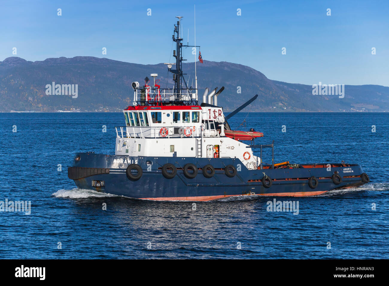 Trondheim, Norvège - 17 octobre 2016 : Abramis Tug boat avec superstructure blanc en cours, vue de côté. Trondheim, Norvège Banque D'Images