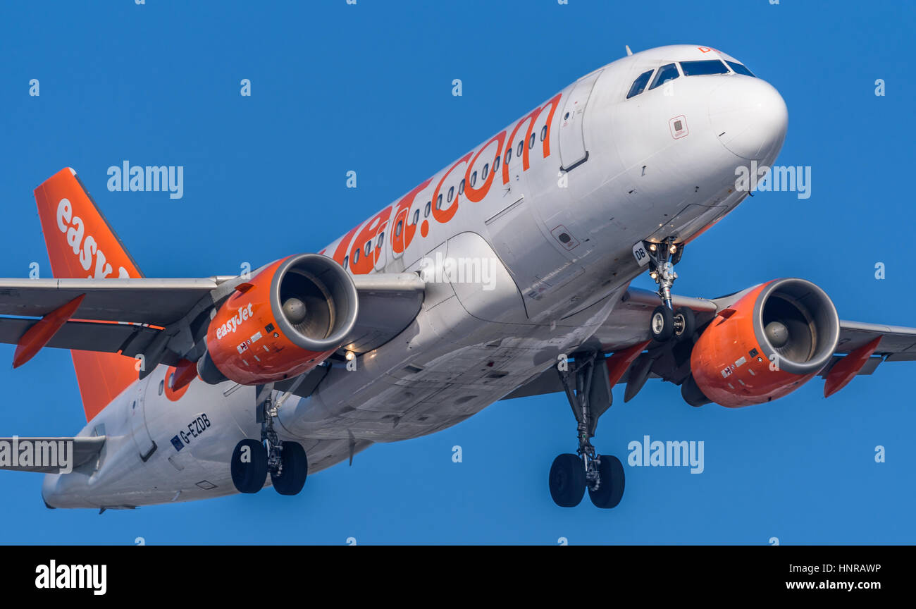 En avion ou en avion depuis l'Easyjet G-EZDB aviation commerciale est une industrie massive impliquant le transport de passagers par jour sur avions de ligne. Banque D'Images