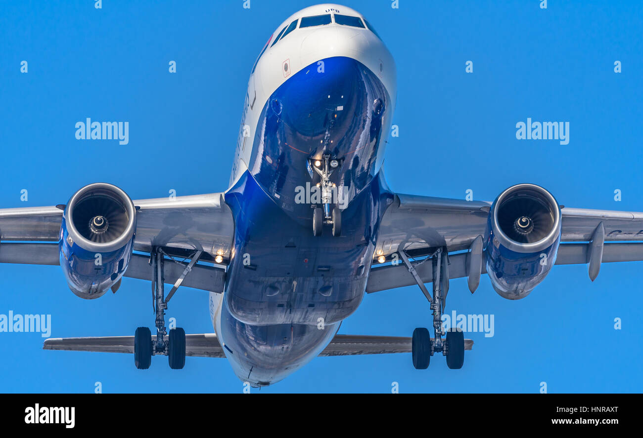 En avion ou en avion a partir de l'Airfrance l'aviation commerciale est une industrie massive impliquant le transport de passagers par jour sur avions de ligne. Banque D'Images