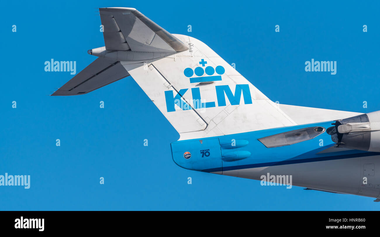 Avion ou avion aile arrière de KLM l'aviation commerciale est une industrie massive impliquant le transport de passagers par jour sur avions de ligne. Banque D'Images