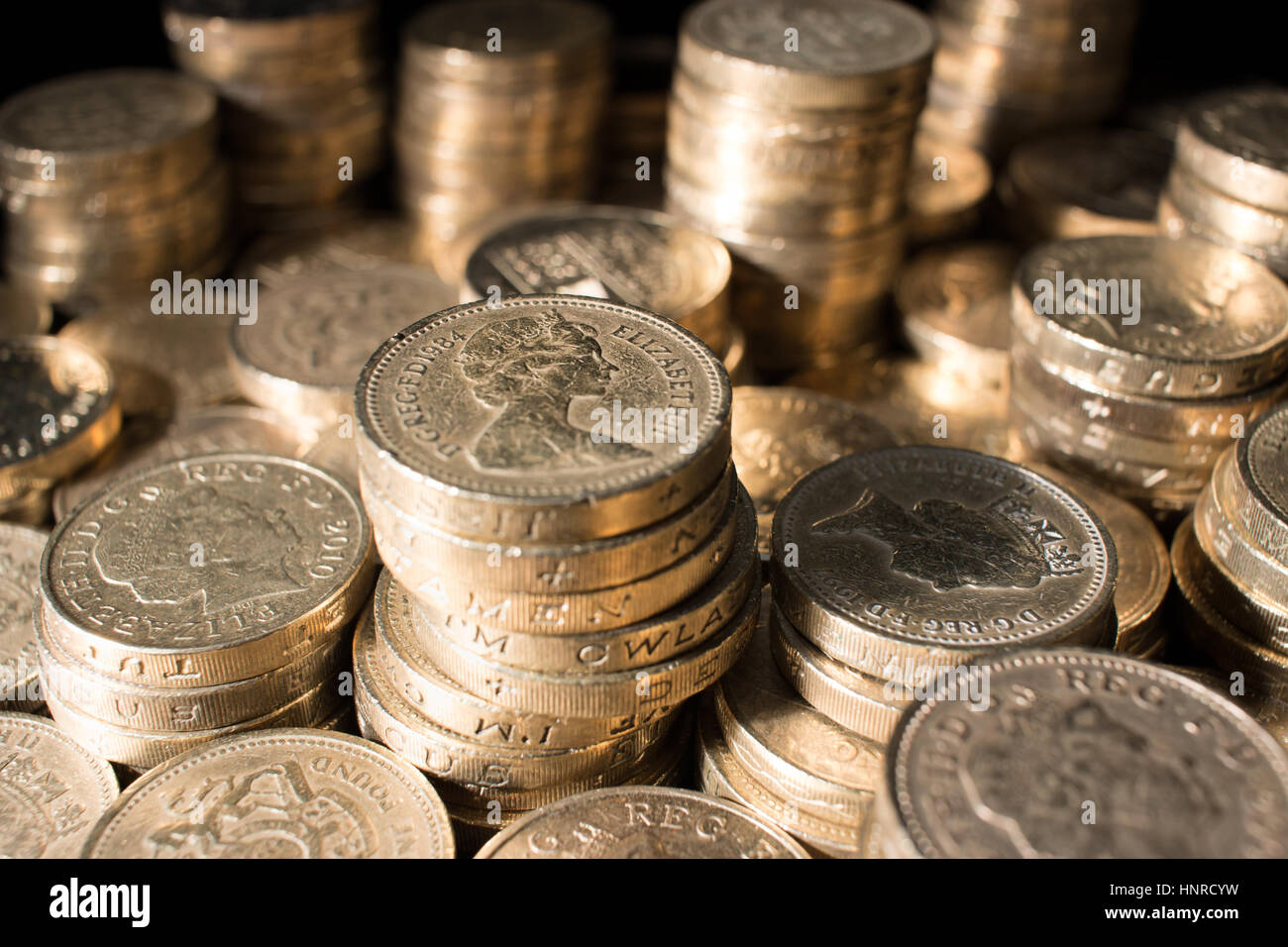 Des piles de pièces livre disposés en tas. Banque D'Images