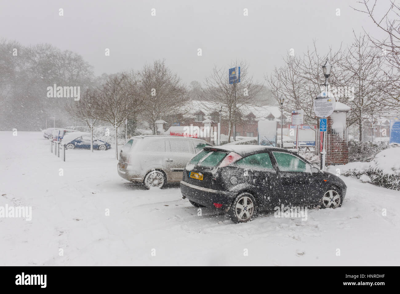 Voitures en tempête lourde à Clacket lane, station service sur le M25 Banque D'Images