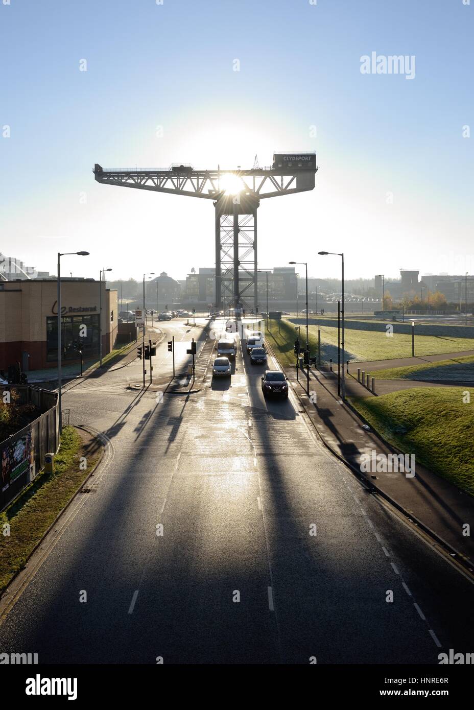 Un faible soleil d'automne les silhouettes Finnieston crane à Glasgow, Ecosse et jette une ombre sur le sol. Banque D'Images