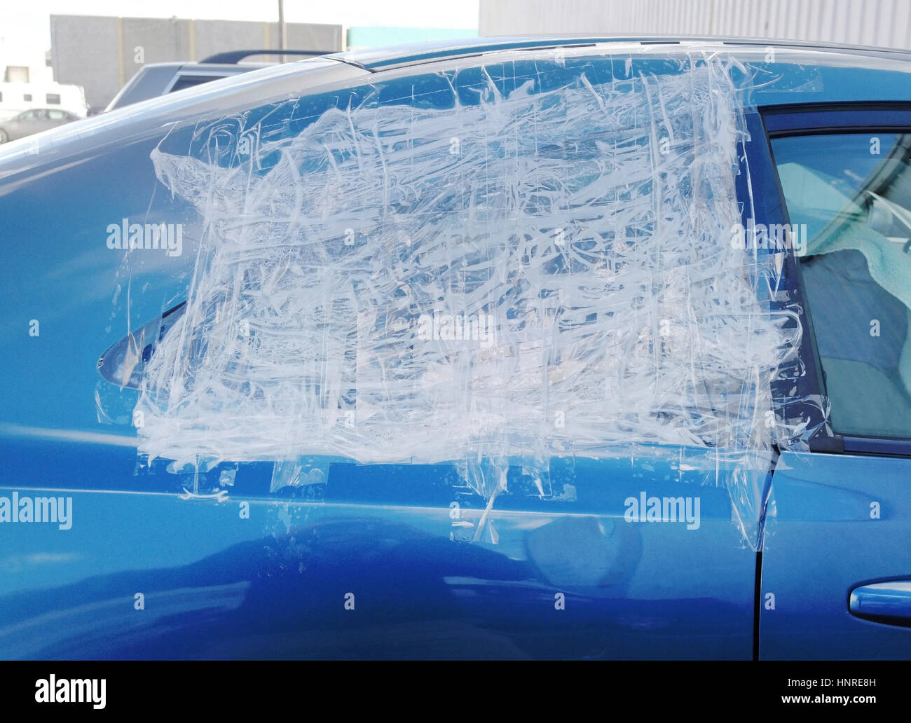 La vitre passager voiture vandalisée couvertes temporairement avec du ruban. Banque D'Images