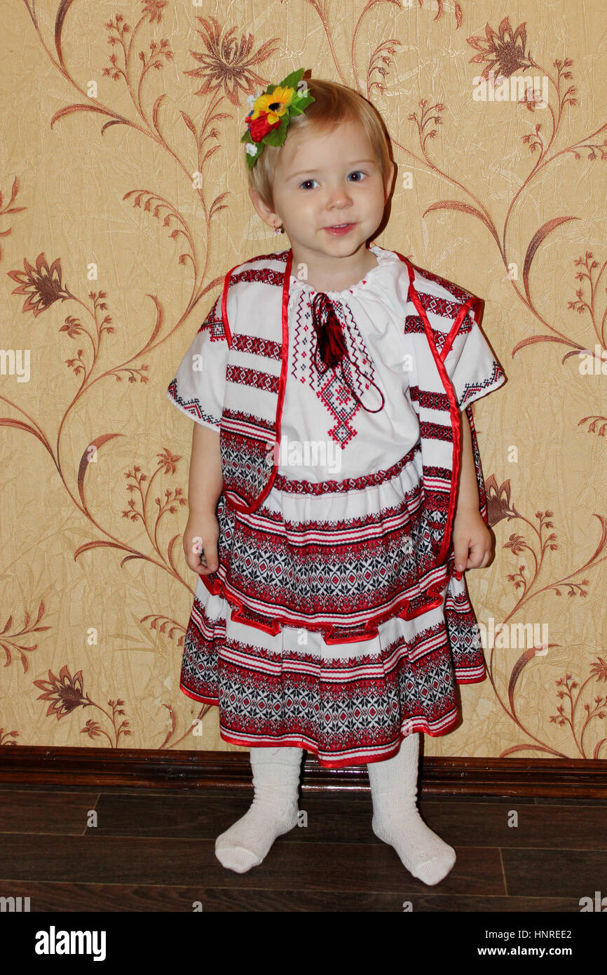 Beau Bébé costume national ukrainien traditionnel Banque D'Images