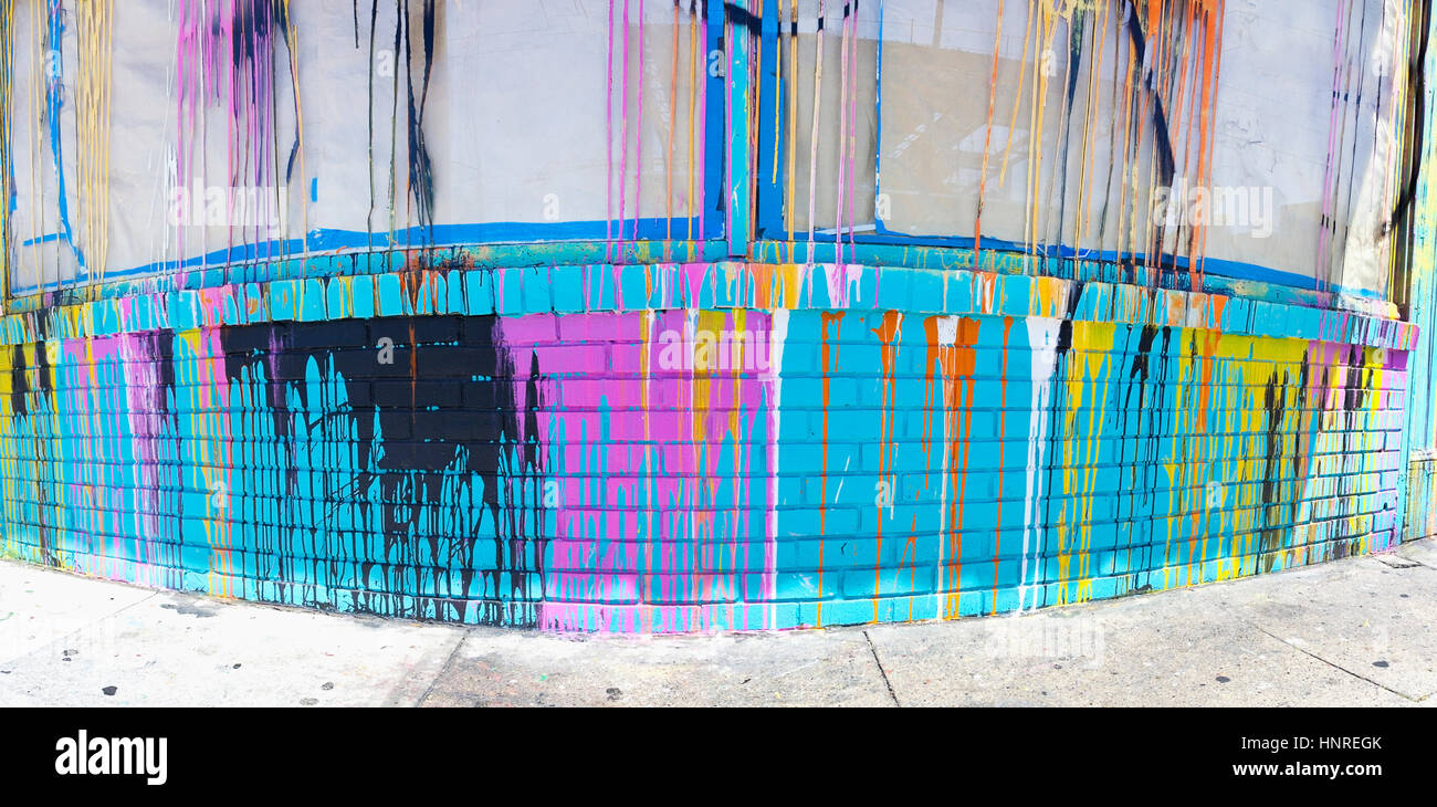 Des rayures colorées devanture abandonnée. Banque D'Images