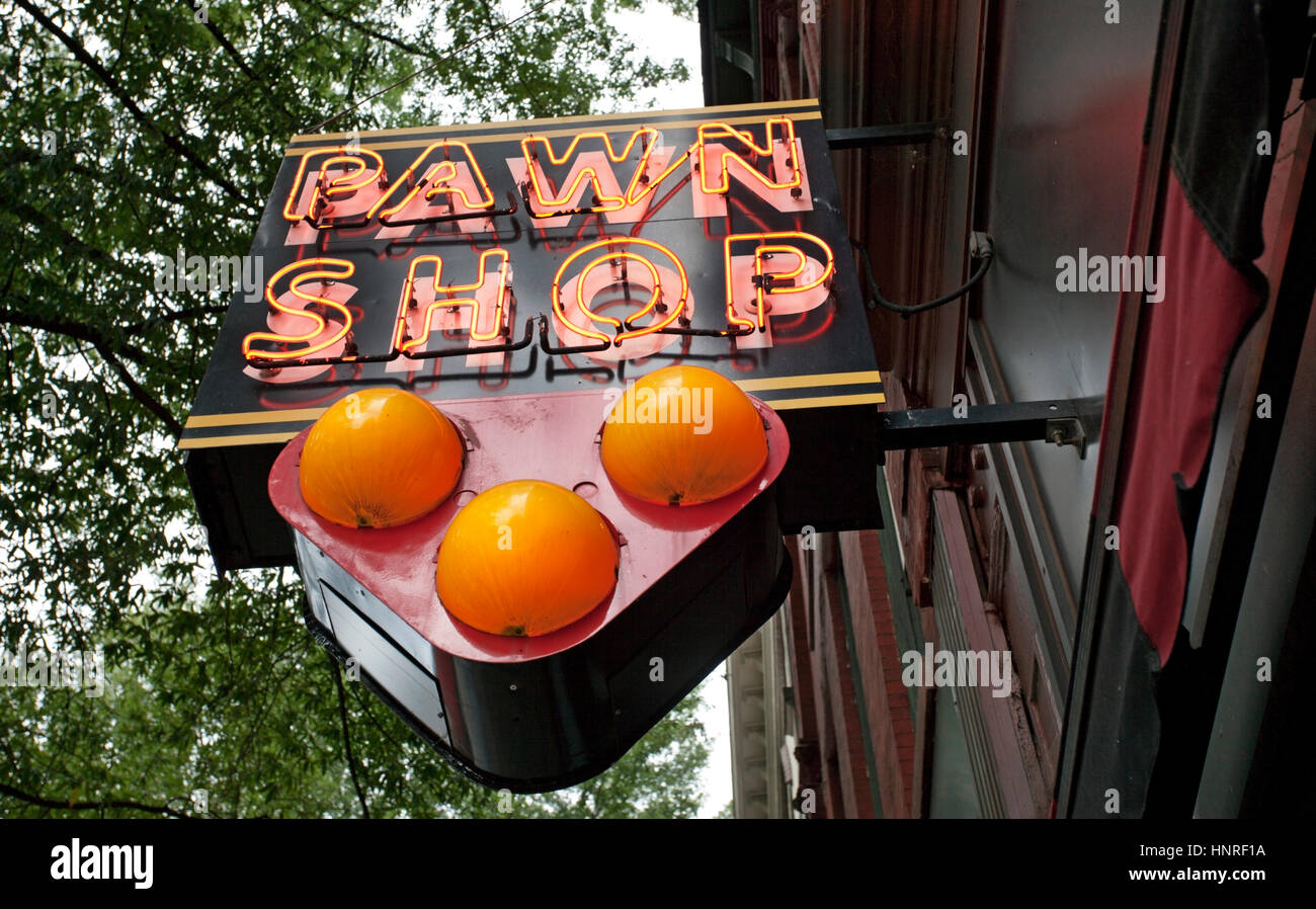 Neon Sign PAWN SHOP avec trois boules attachées à des capacités. Banque D'Images