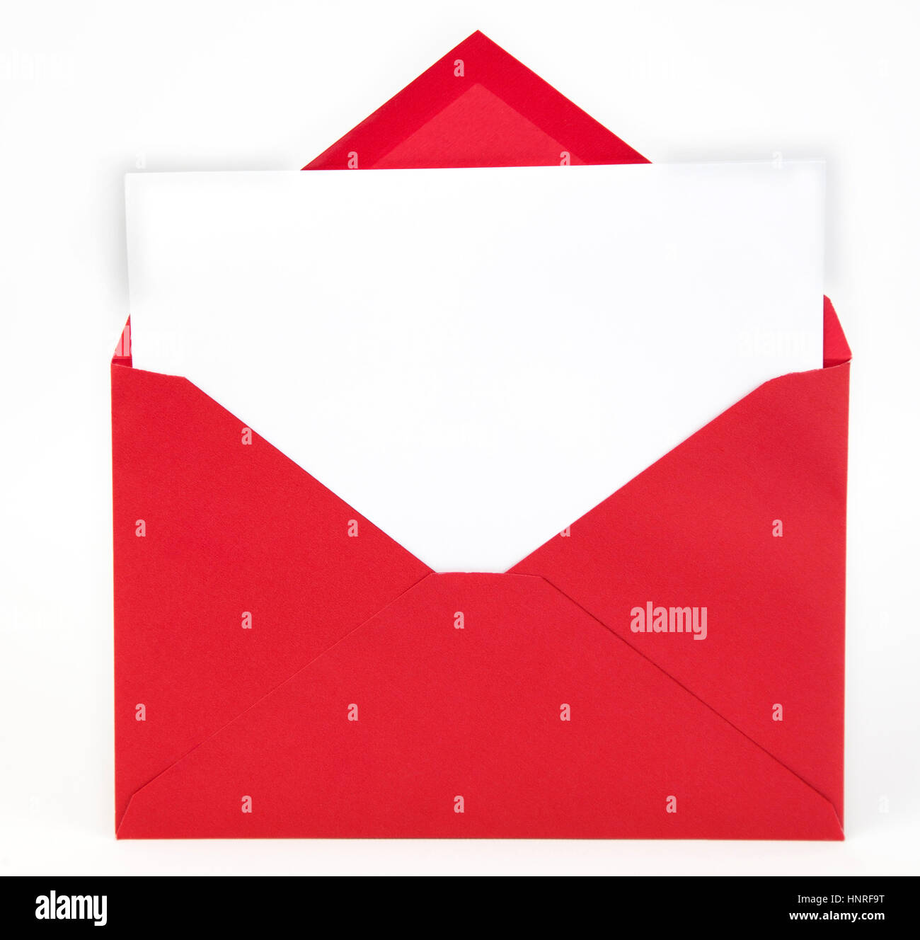 Ouvrir le volet sur l'enveloppe d'invitation rouge avec carte vierge Avec copie espace. isolés. Banque D'Images