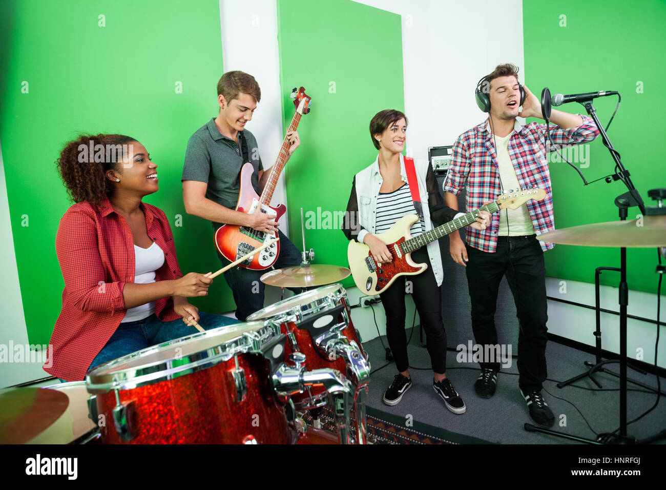 L'homme chanter pendant que ses collègues jouer instruments musique Banque D'Images