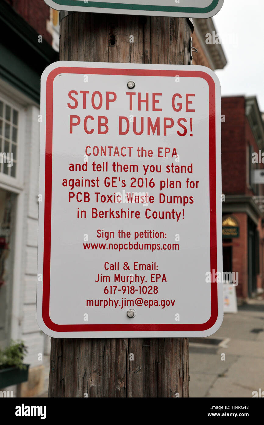 Inscrivez-vous pour protester contre les décharges de PCB toxiques sur une perche à Great Barrington, comté de Berkshire, Massachusetts, United States. Banque D'Images