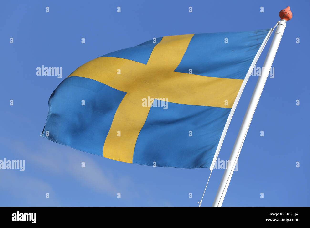 Drapeau suédois volant dans le vent Banque D'Images